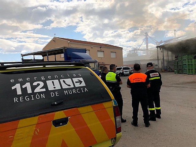 Bomberos del consorcio de Extincion de incendios sofocan un  incendio que se originaba en un secadero de pimientos en el termino municipal de Totana.