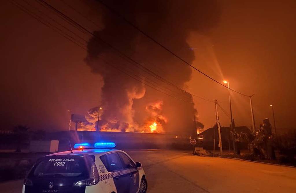 Grave incendio en Semilleros Deitania en la localidad de Totana en la Carretera de Mazarron.