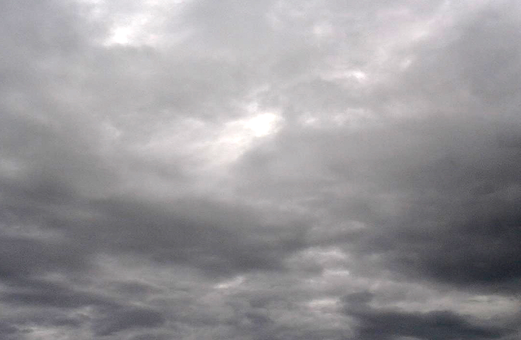 Cielos nubosos, con baja probabilidad de lluvia, cubrirán hoy la Región