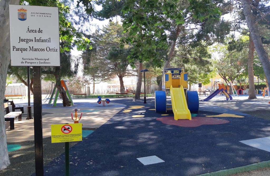 Se repara la zona de juegos infantiles del parque municipal Marcos Ortiz que había sido dañada por el uso y actos vandálicos.