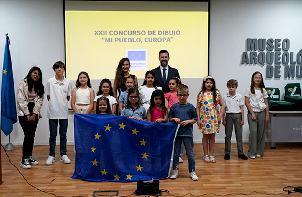 La alumna de La Cruz, Yasmn Ayunara Chimbo, gana uno de los premios del concurso regional Mi pueblo, Europa